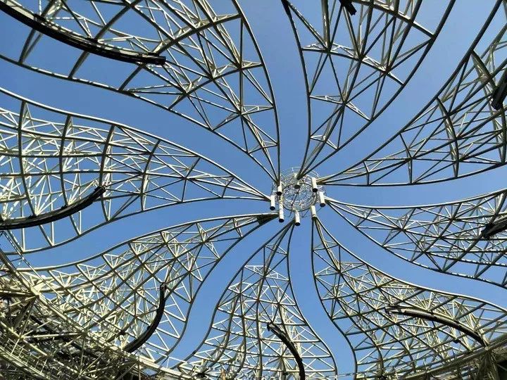 耗資11億、重達1280噸、40米高空上的“蓮花”建筑開花了！網(wǎng)友：撲面而來的中國風！