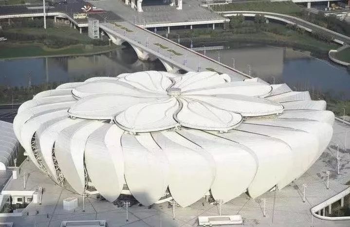 耗資11億、重達1280噸、40米高空上的“蓮花”建筑開花了！網(wǎng)友：撲面而來的中國風！