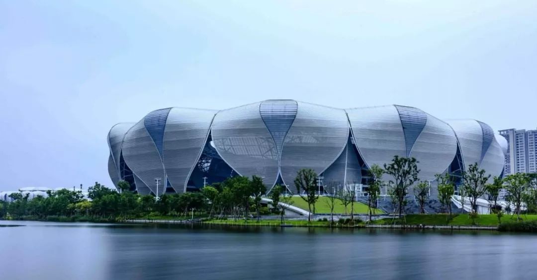 耗資11億、重達1280噸、40米高空上的“蓮花”建筑開花了！網(wǎng)友：撲面而來的中國風！